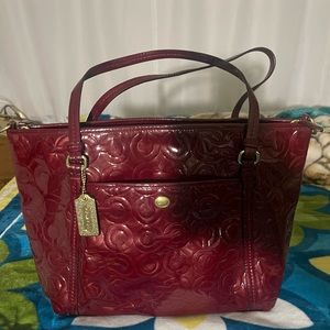 Beautiful, coach shoulder bag trendy, and in excellent condition.